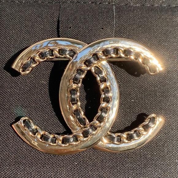 CHANEL 2022P GOLDEN TONE CC LOGO BLACK LEATHER CHAIN BROOCH PIN CHARM - Picture 6 of 15